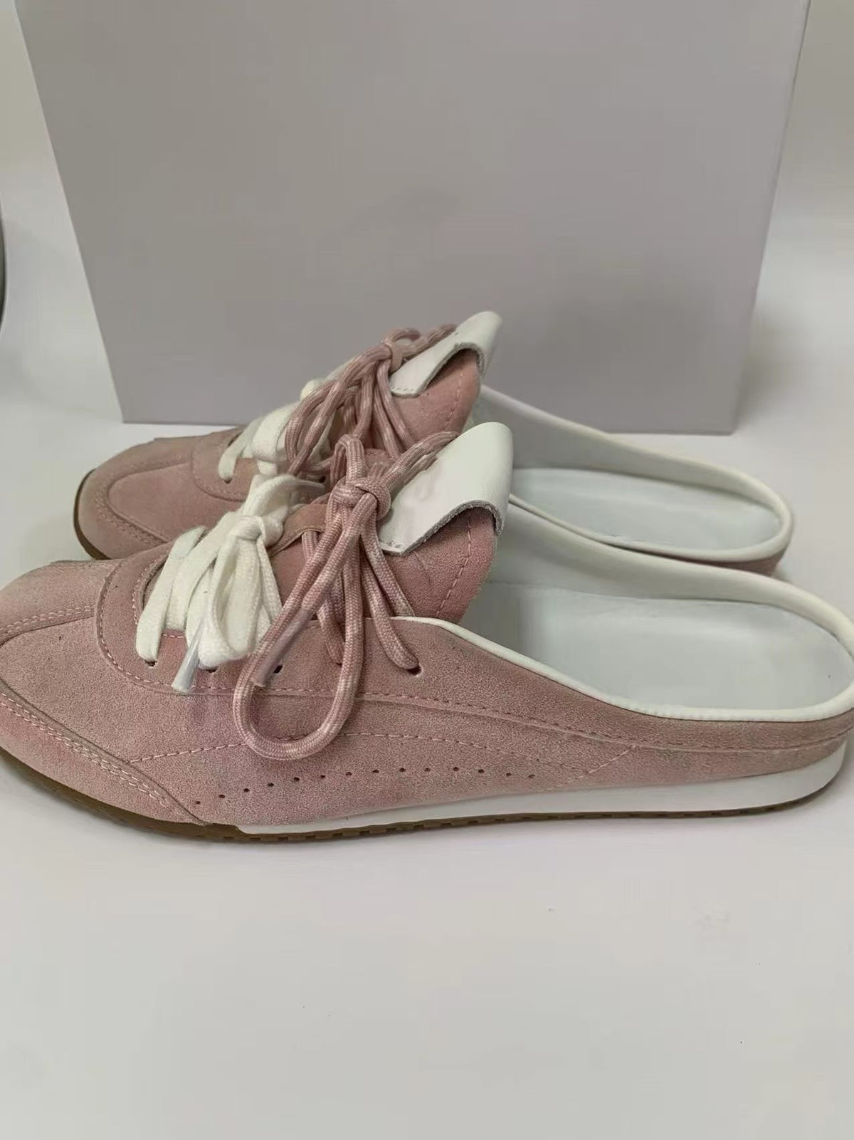 2589# A Unisex Sneaker